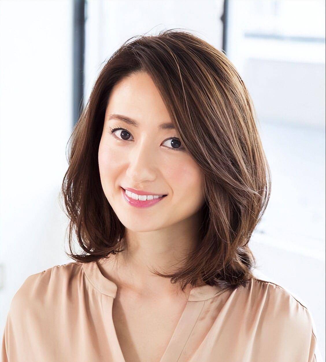 建议大家可以试试偏分点八字刘海或