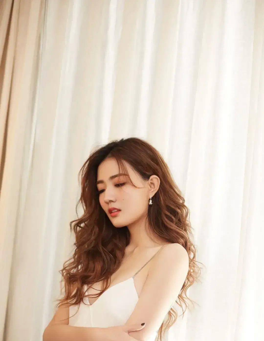 徐璐穿白色吊带裙拍大片,一头大波浪超有型,身材婀娜美出新高度_新