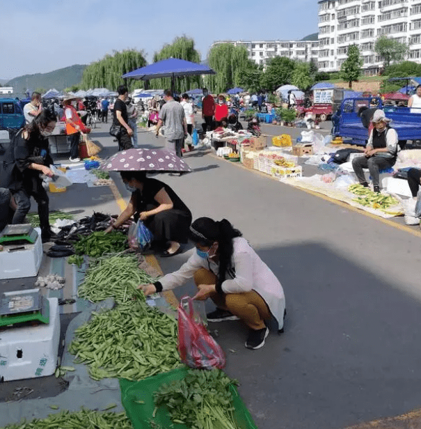 985研究生帮父卖菜遭隔壁商贩掀摊,孔乙己脱下长衫会怎么样？
