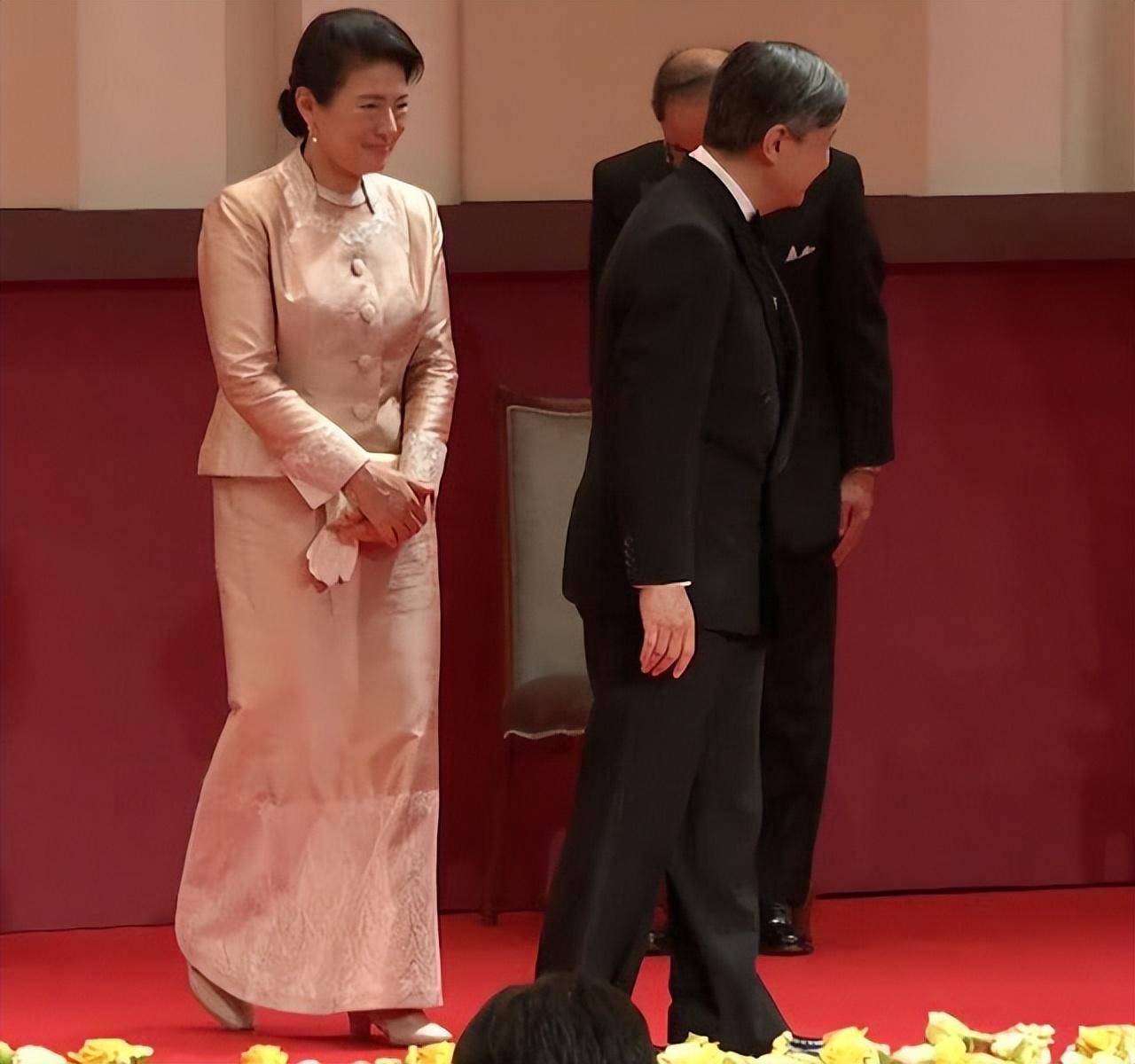 日本雅子皇后闪耀颁奖礼！这身蕾丝粉裙太惊艳了，终于不穿职业装_造型_英国王室_皇室