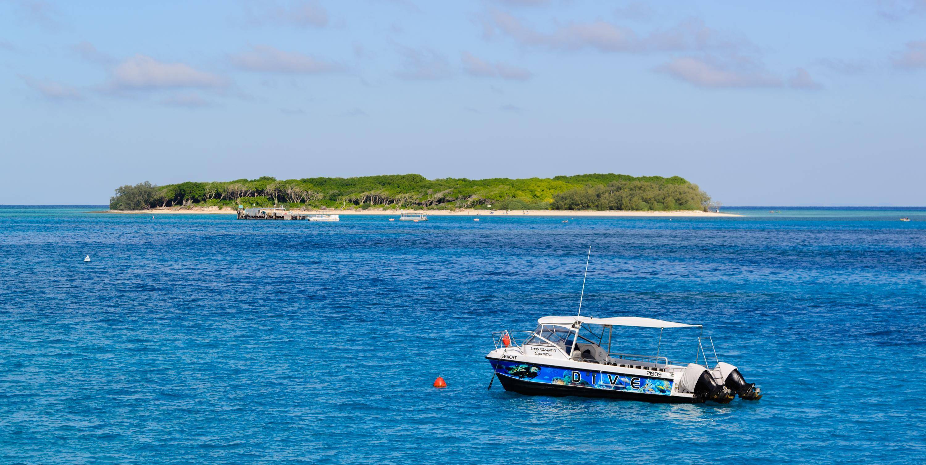 乘船两个多小时来到这座完全由珊瑚礁沉积形成的无人岛.