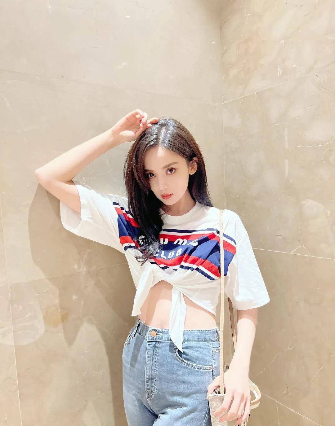 古力娜扎晒日常私服照,身穿露腰白t搭紧身牛仔裤,她的衣品如何_影视剧