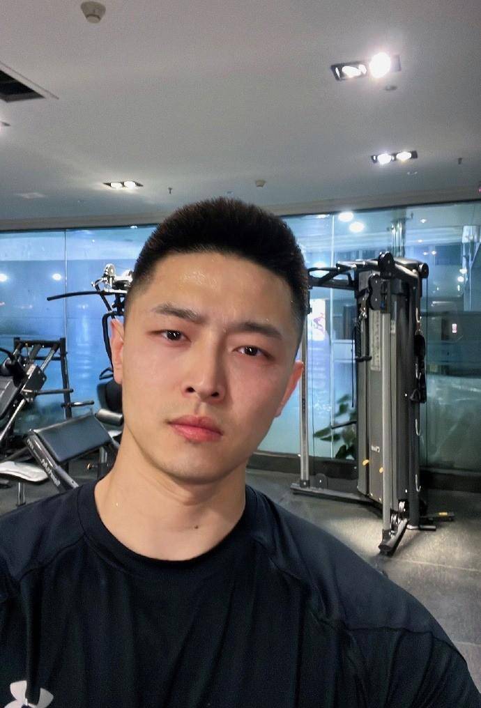 青岛爷们儿霸气给力,身材结实健壮,宛如行走的荷尔蒙!_健身_肌肉_叔叔