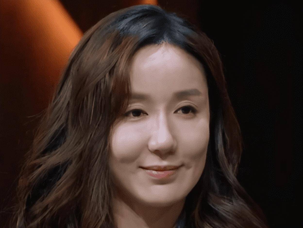 当"硅胶脸"混进电视献礼剧,盛世美颜打回原形,演技再好也拉垮_秦海璐
