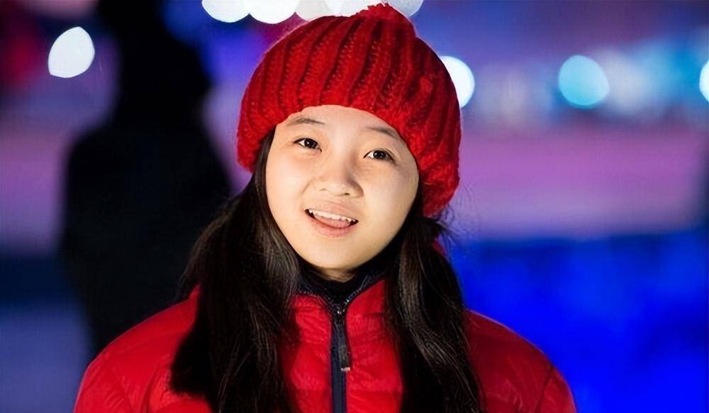 23岁林妙可穿红色大衣显胖又显壮,身材越来越臃肿,老土俗气了_显得