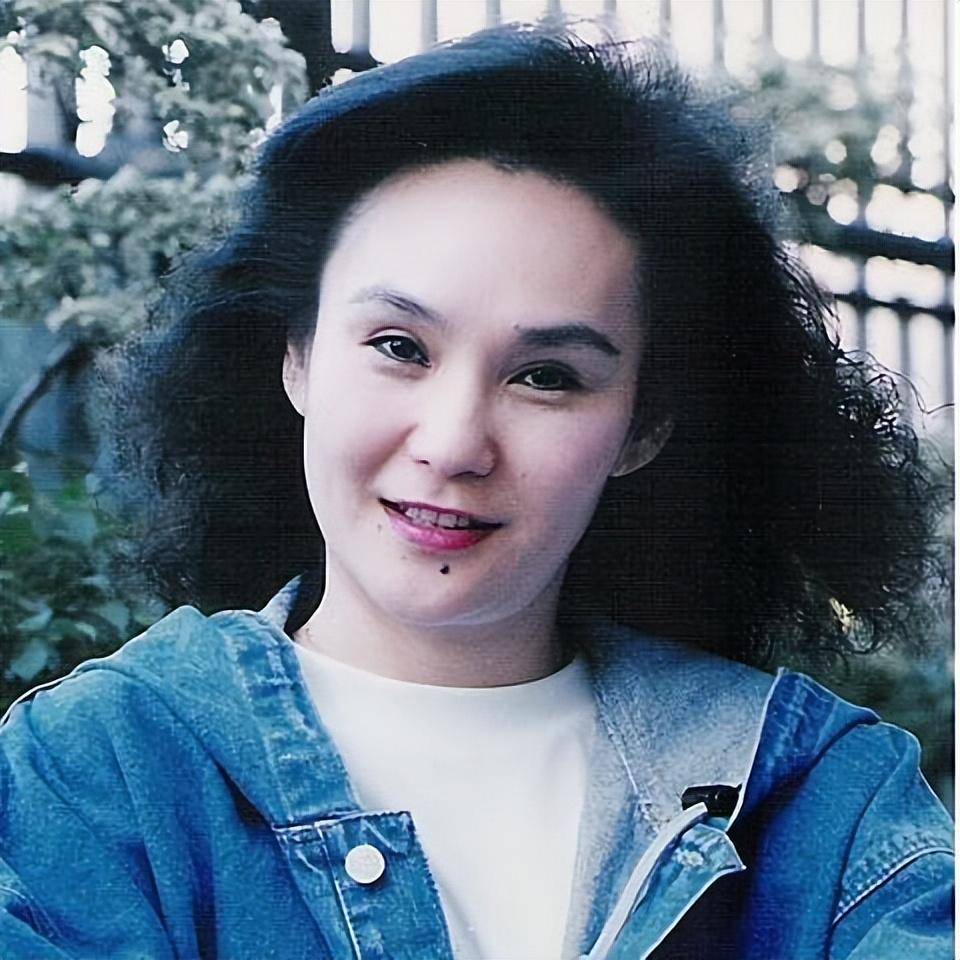 76岁台明星近照依旧妩媚撩人,两次抗病成功打破只剩3年命魔咒_胡锦