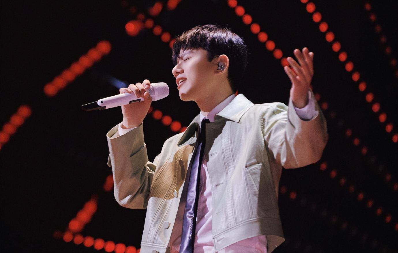 唱歌就震惊四座,一说话就吓倒在座",对张杰的印象也一直停留在这句话