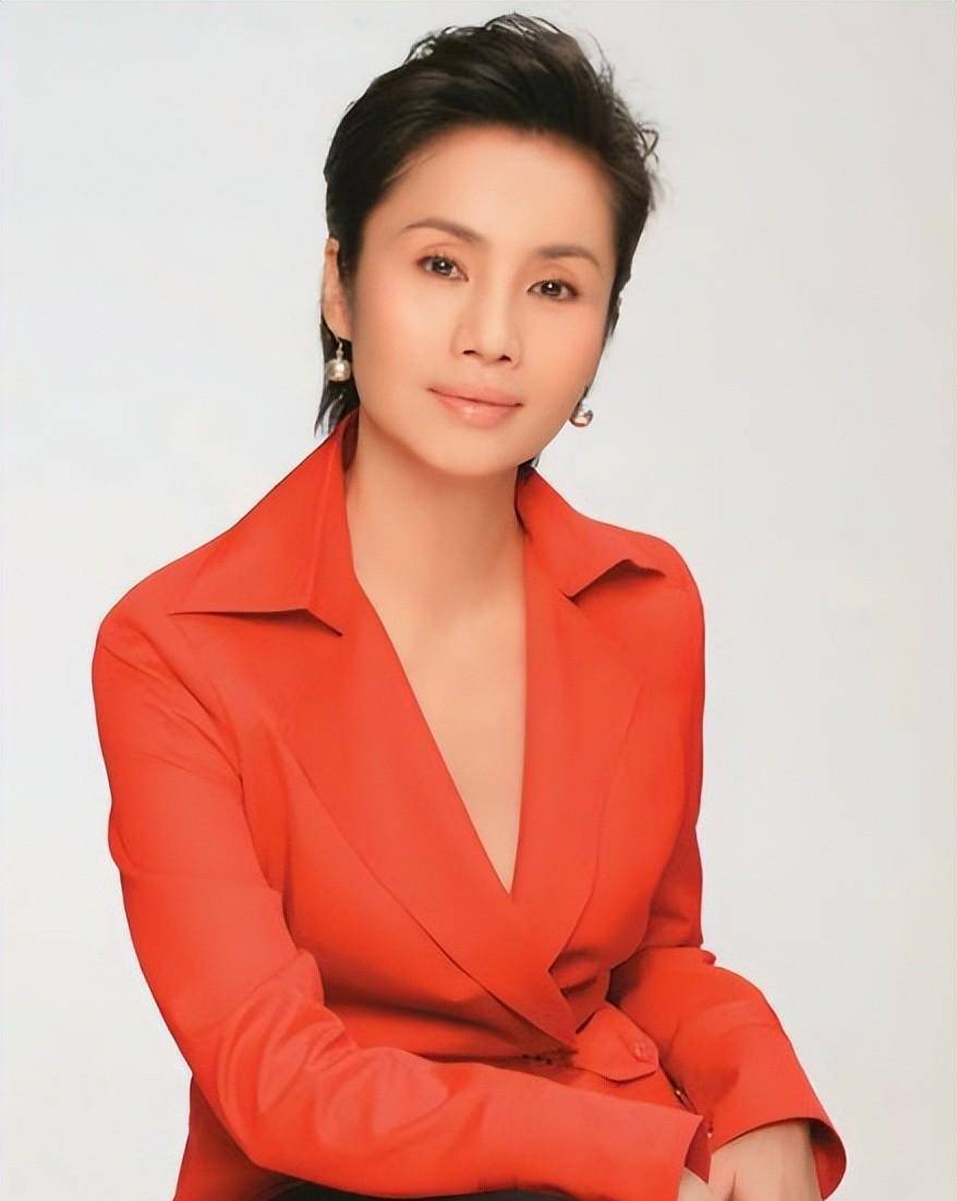 前电视主持人徐俐,素颜照满面春风有气质,她和二婚老公很幸福_张天蔚