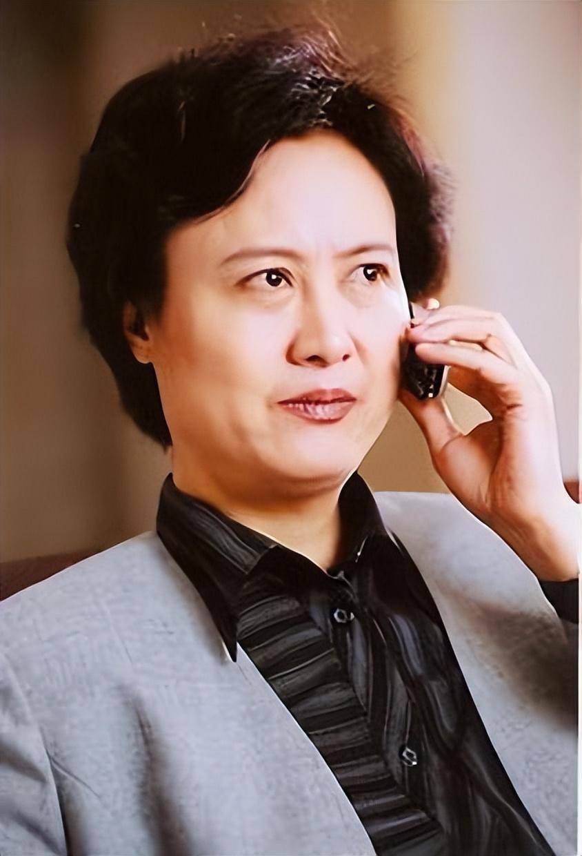 演员柏寒:丈夫意外离世,她又患癌,临终前把30岁儿子托付给海清_柏含