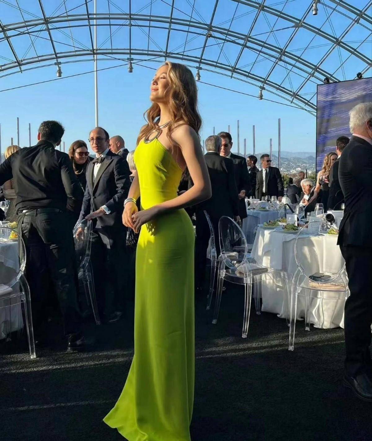 扎克伯格与谷爱凌握手,谷爱凌穿露背裙身姿挺拔