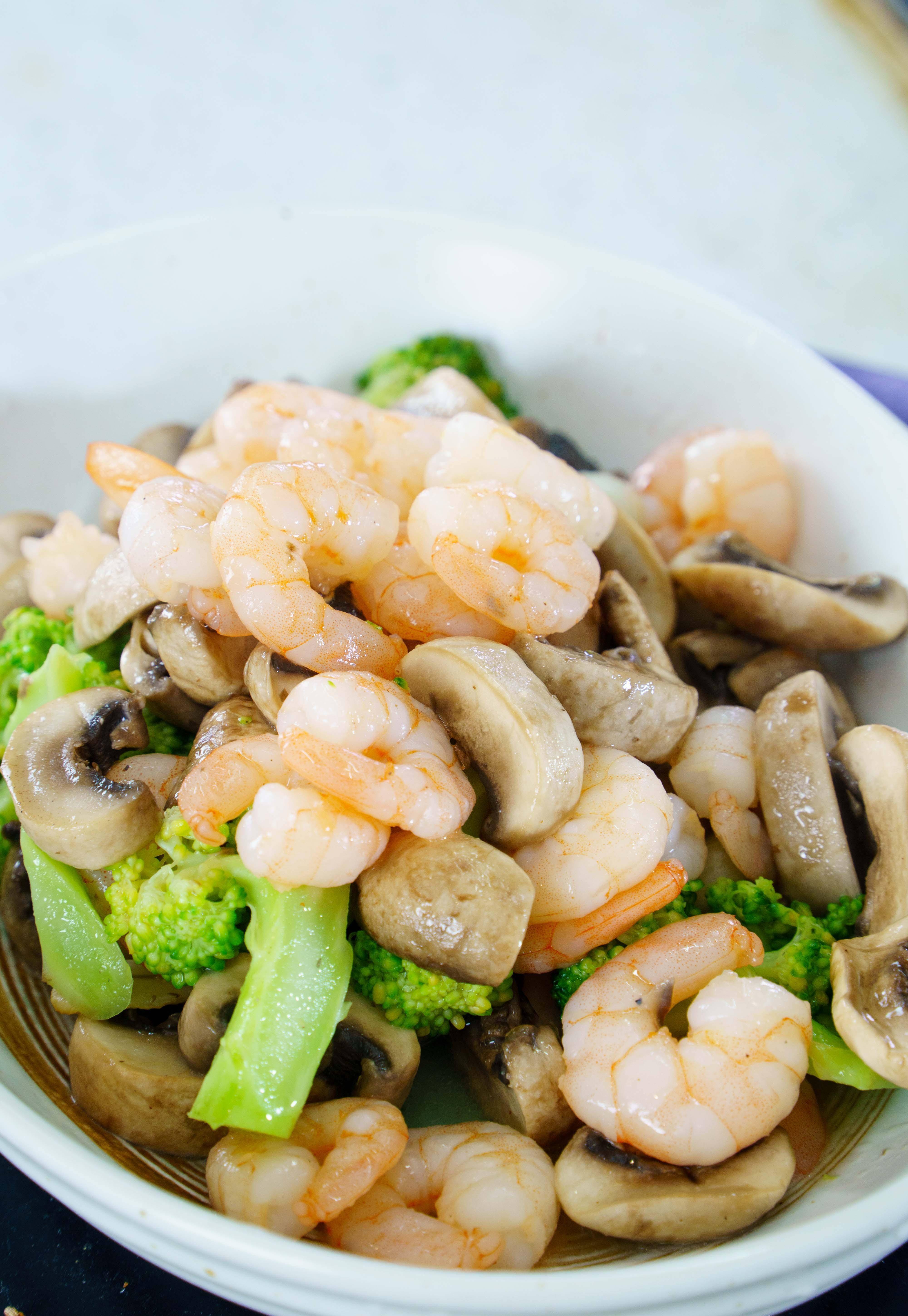 低脂爽口的西兰花菌菇炒虾仁,营养健康,做法很简单好吃!