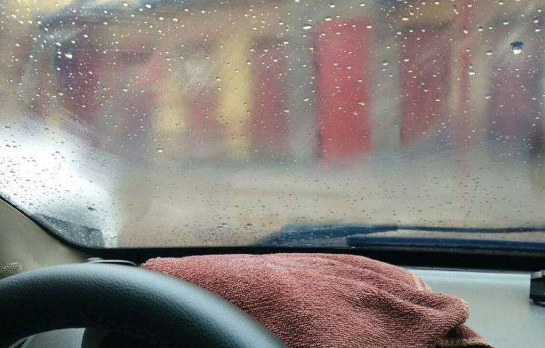 首先,车窗之所以会起雾,主要是因为车内车外温差较大.