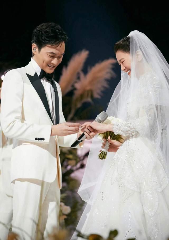 情史,与4位女星传绯闻,夜店丑闻后妻子仍选择信任_袁咏仪_父母_许秋怡