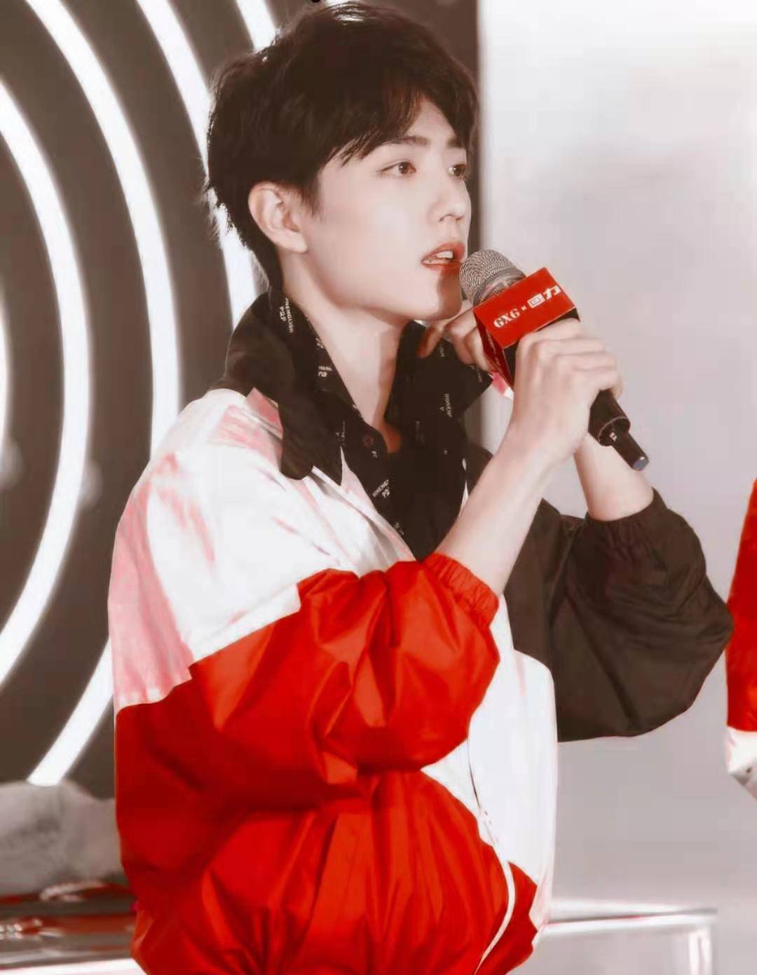 据悉,目前肖战的护肤代言也已经敲定了,那就是佰草集