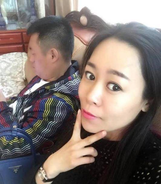 宋晓峰老婆带女儿露面,老婆脖戴万元项链,女儿打扮的也太成熟啦