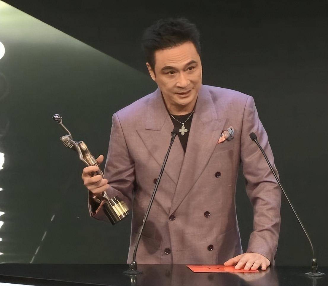 郑秀文终夺影后,感谢许志安一路陪伴,圈中人大赞"她变了许多"_华仔