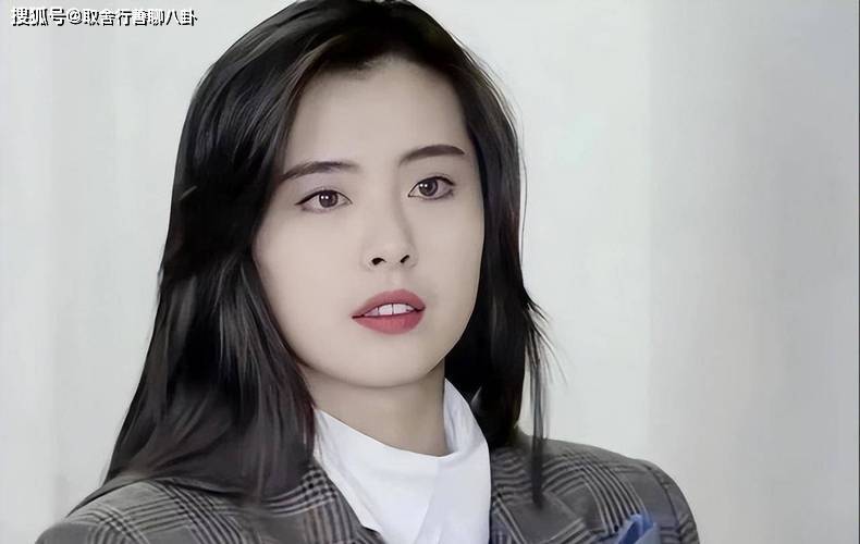 56岁王祖贤现身寺庙,少女打扮五官变化大,手捧白花虔诚礼佛_网友_气质