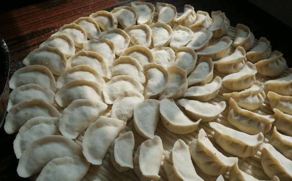 生饺子不要直接放冰箱,教你一招,饺子不破裂也不粘连_时候_冷冻_馅料