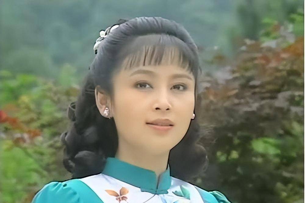 紧接着,就是陈红的成名作《梅花三弄之水云间》,她所扮演的汪子璇让