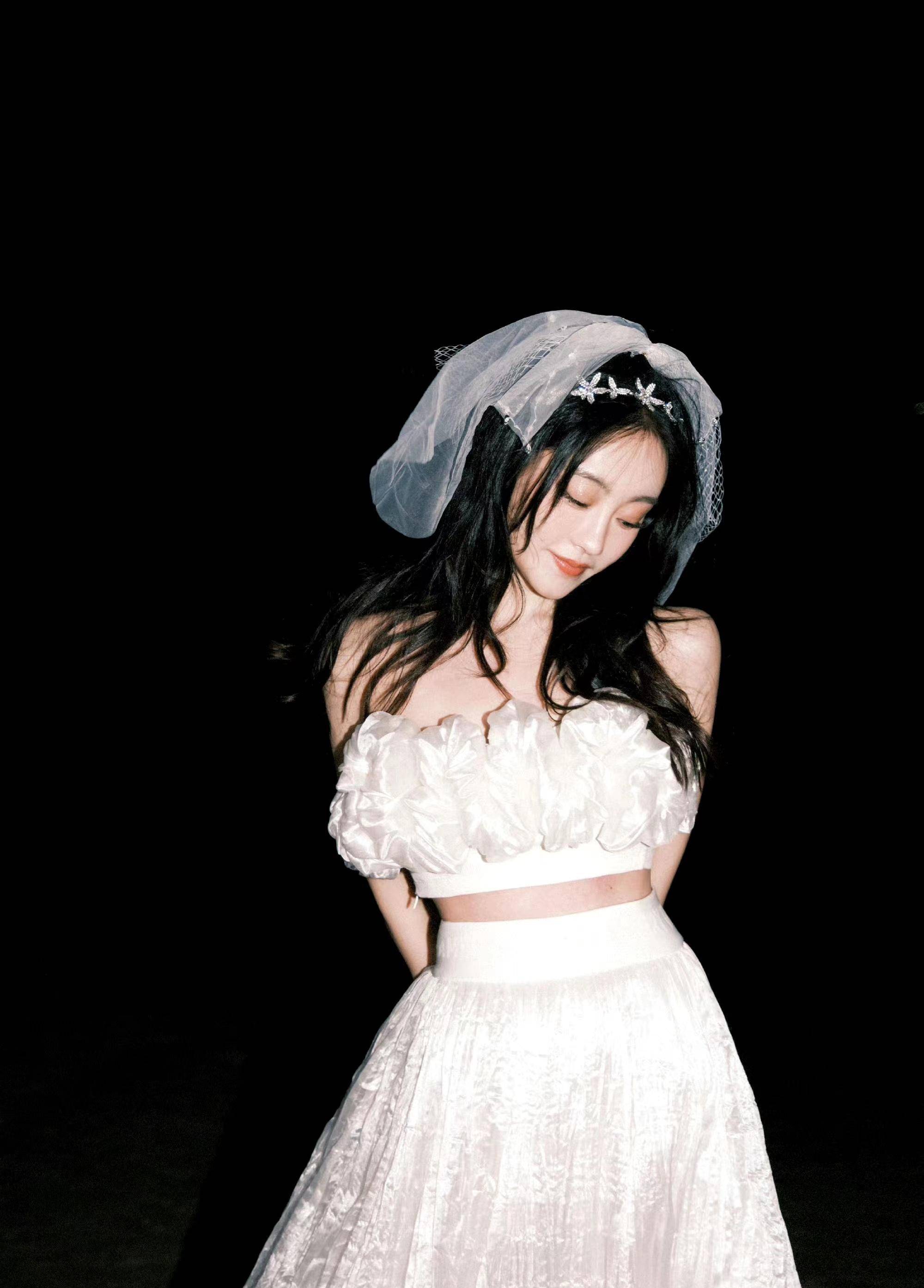 祝绪丹海边夜色大片,白色抹胸薄纱裙配头纱,美成小公主!