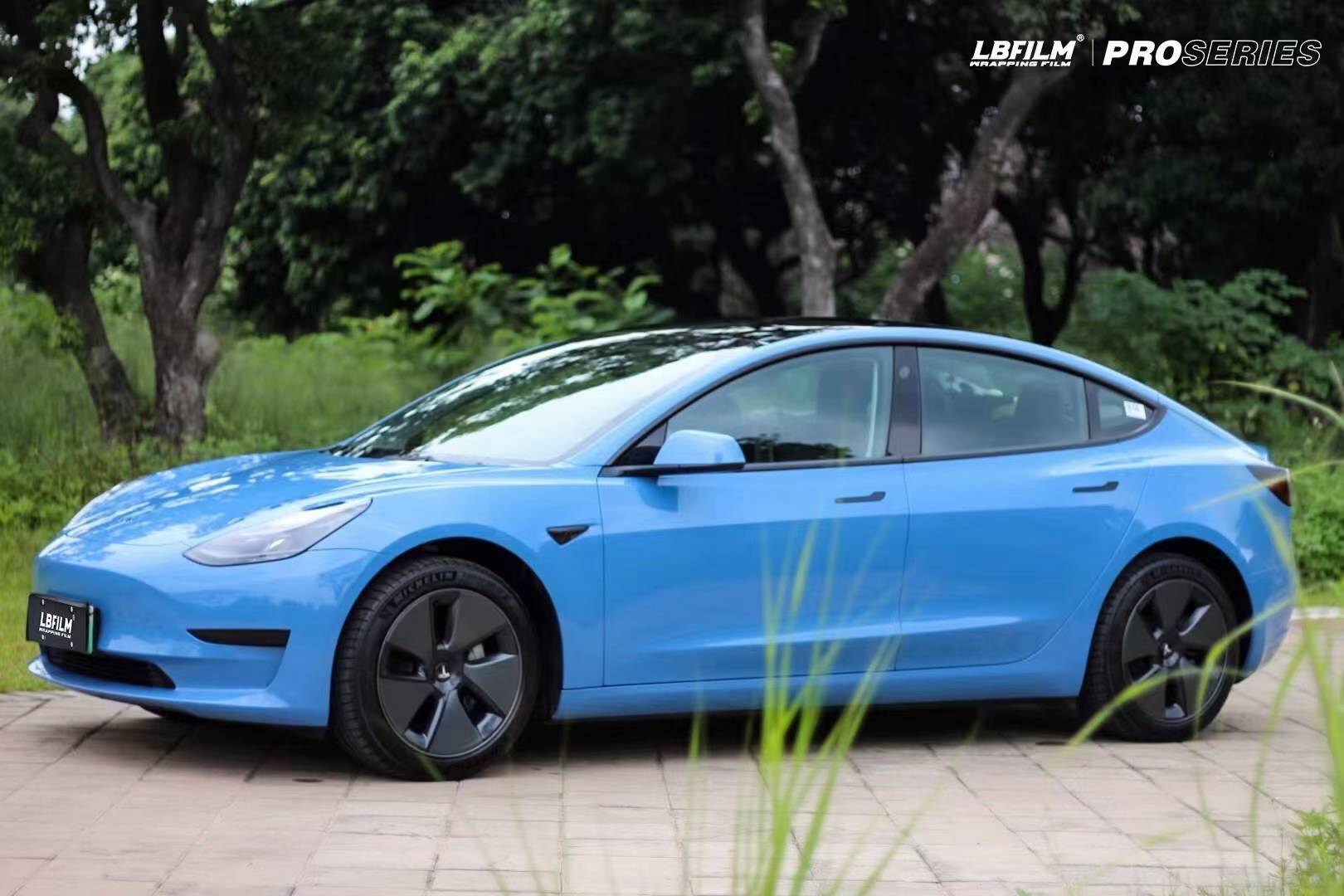 特斯拉model3-lb改色膜高亮阿布扎比蓝,透明的澄澈的蓝色_搜狐汽车