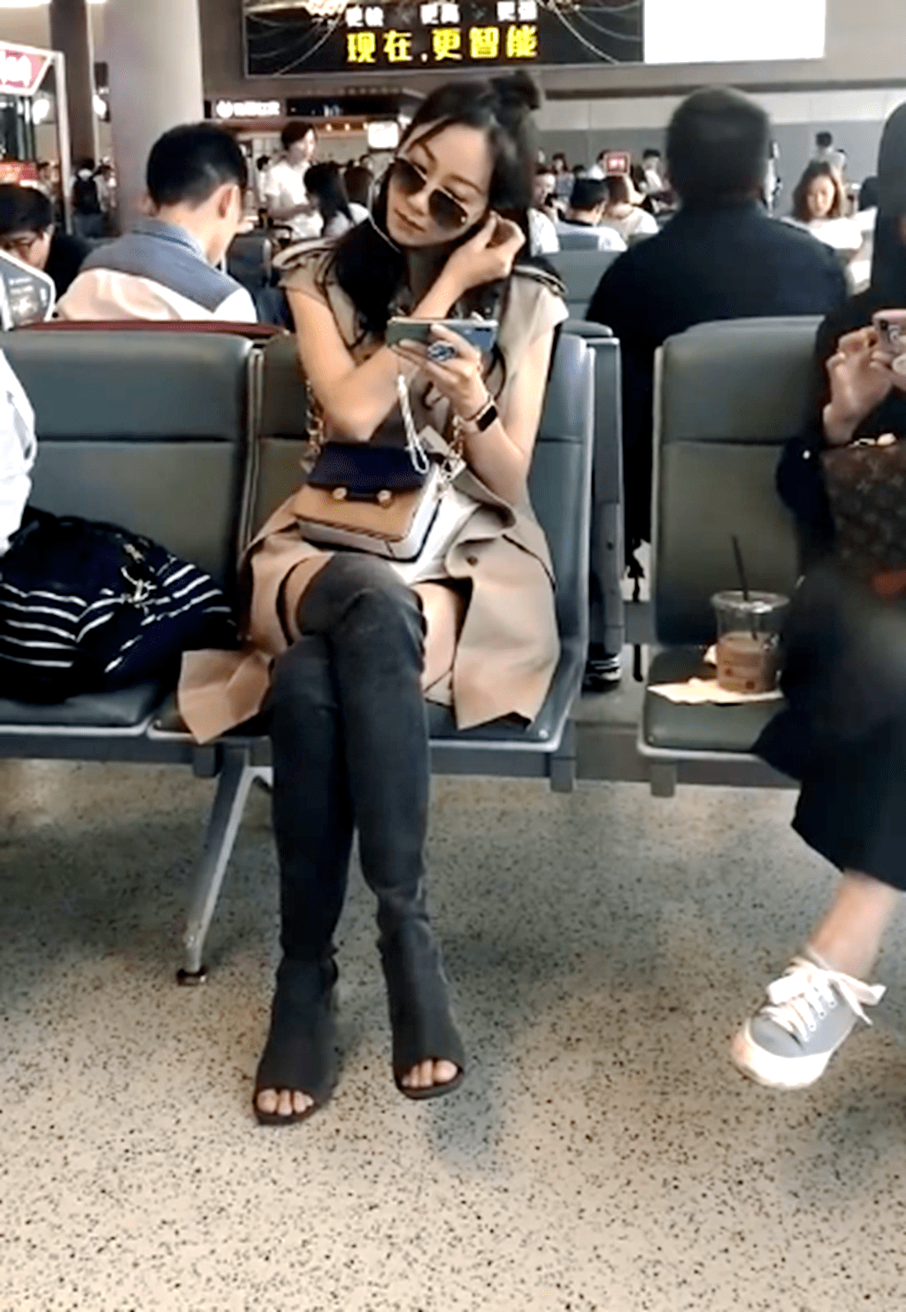 韩雪一个人坐高铁,造型时尚长筒靴抢镜,等车刷手机露出微笑_明星_时候