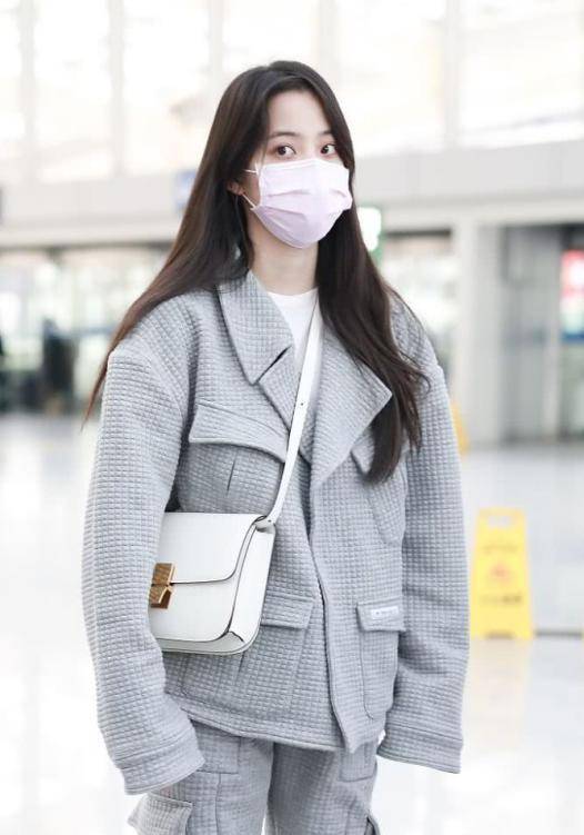 欧阳娜娜戴口罩走机场,穿灰色工装又美又酷,五千"分趾鞋"看服了_造型
