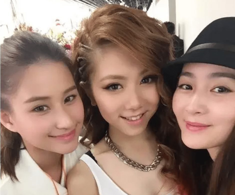 似乎仍然有工作要忙,不知道邓紫棋这次是不是要无缘好闺蜜的婚礼了呢?