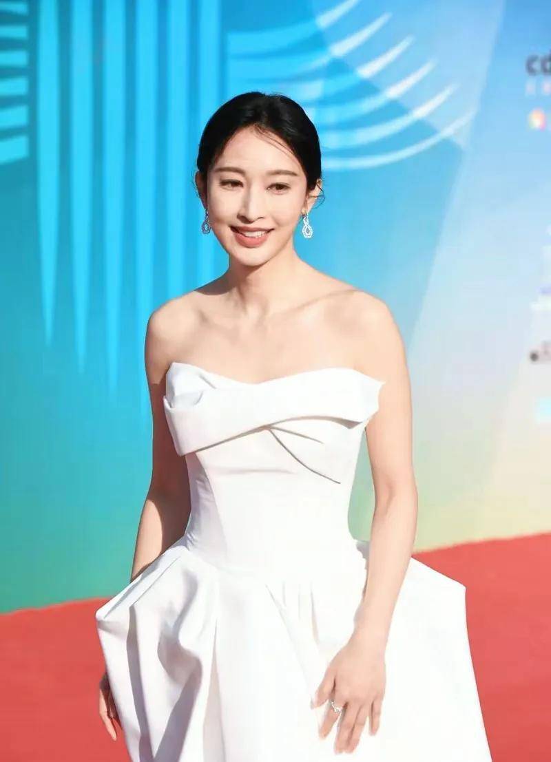 千娇百媚的演员张俪,白色抹胸高开叉长裙太美了!_漂亮_气质_姐姐