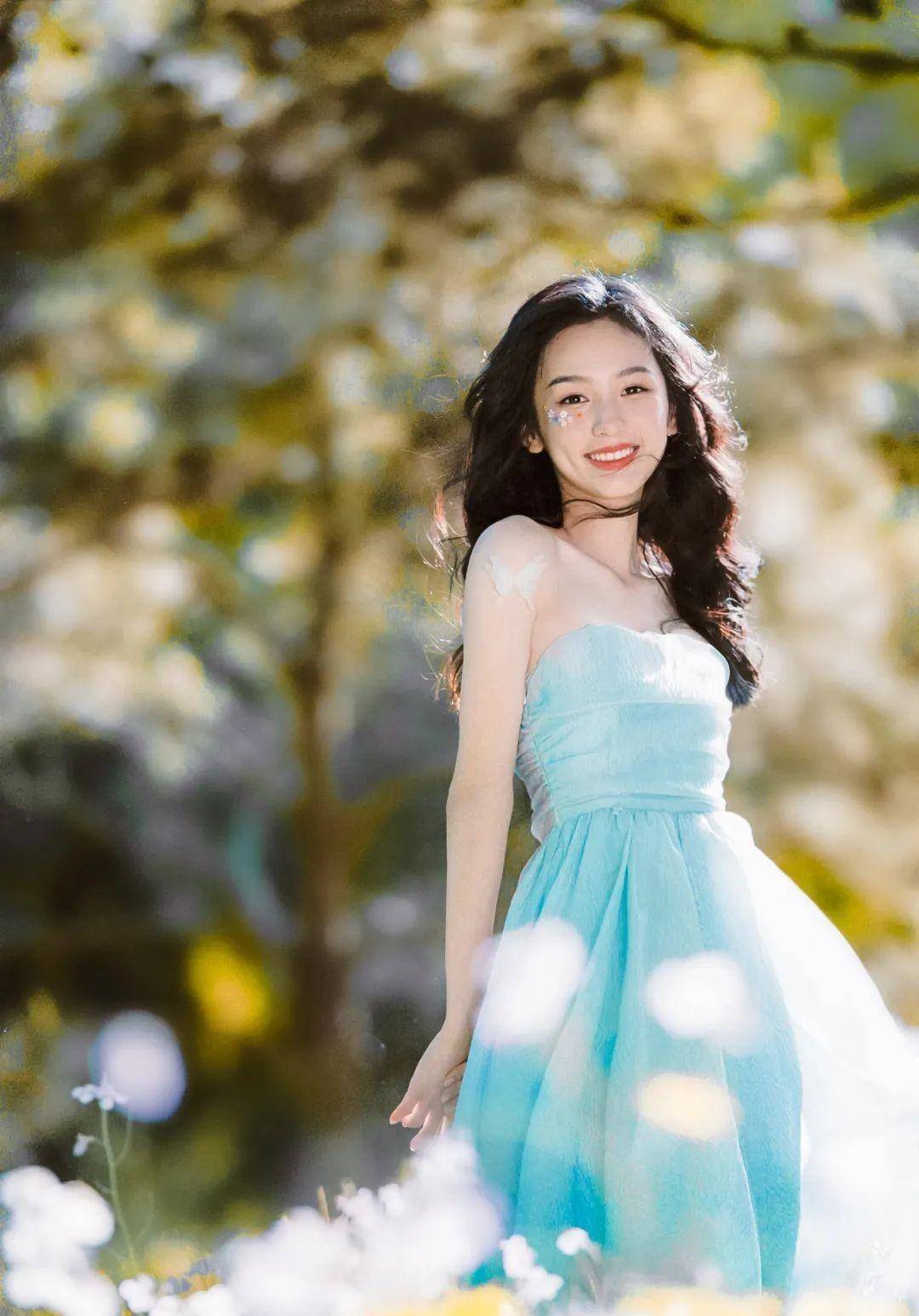 周也宛如仙子,身穿抹胸连衣裙,晒出唯美的画面,甜俏