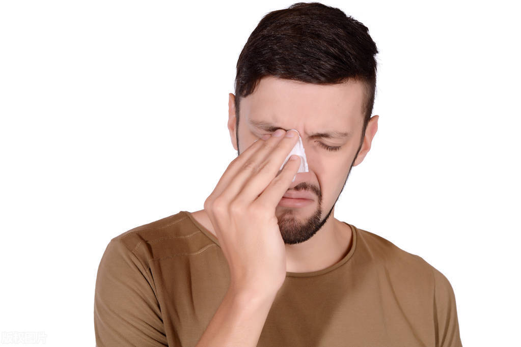 是改变的行为,患者可能会有闷闷不乐,喜怒不形,对任何事情都漠然无动