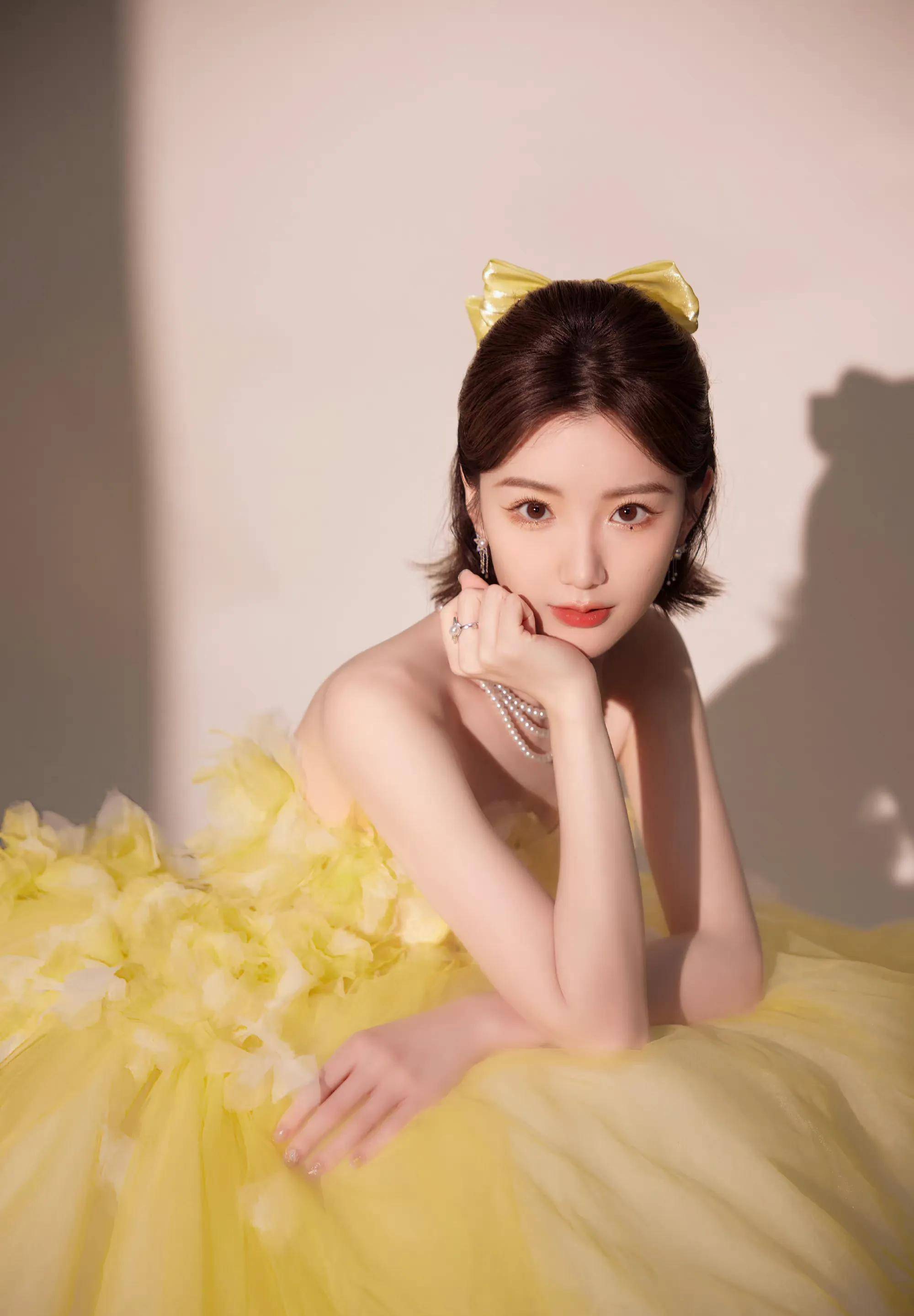 毛晓彤穿黄色花朵抹胸蓬蓬裙 明艳靓丽 俏皮可爱 露香肩雪肤甜美动人