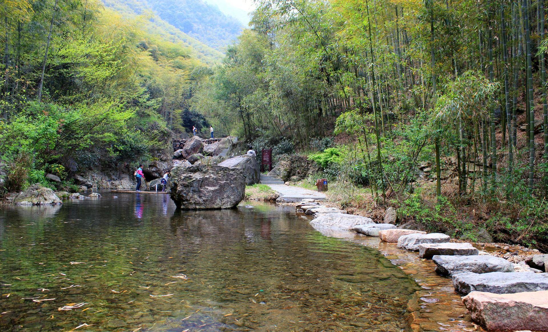 景区主要由汤坑和茅塘两个景点以及花果山农业观光园区组成,离杭州