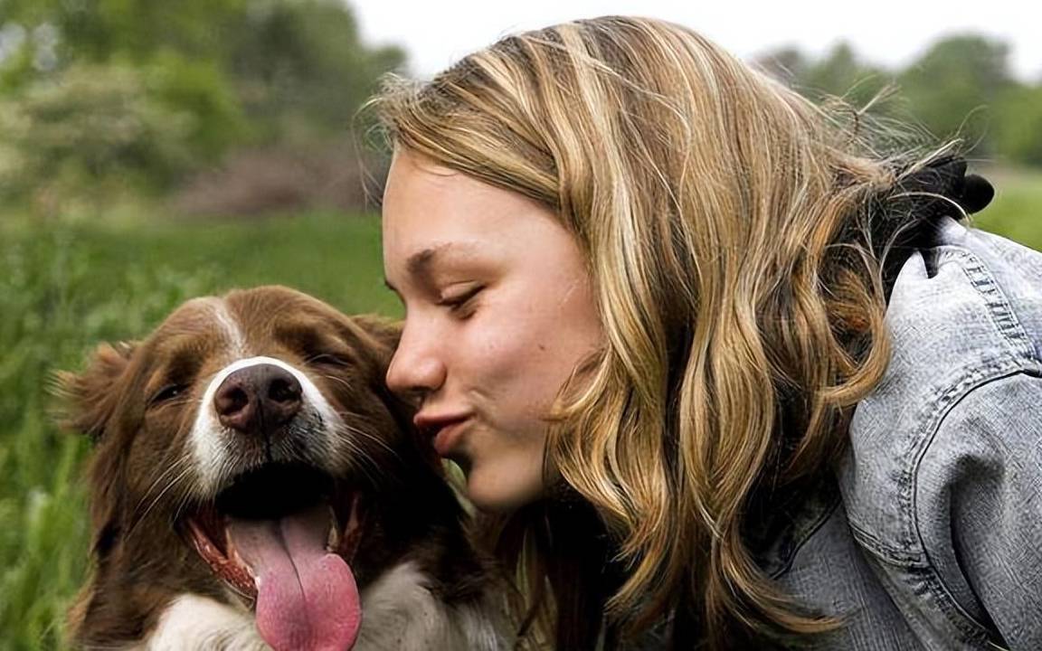 其实,狗狗也是在向你撒娇呢你以为狗狗撒娇就只会求主人亲亲抱抱吗?