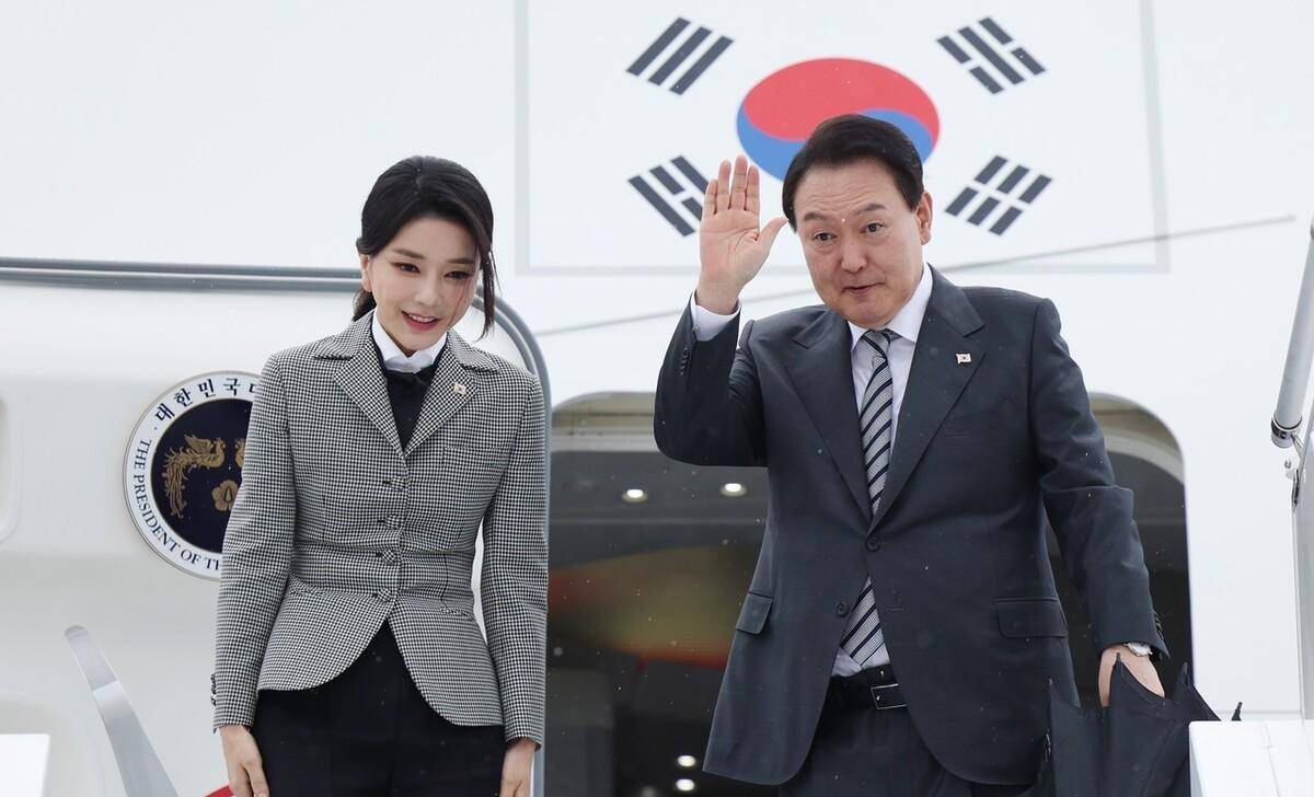 朝鲜小公主甜美亮相,韩国和朝鲜第一夫人气质对比,谁更胜一筹呢_李雪