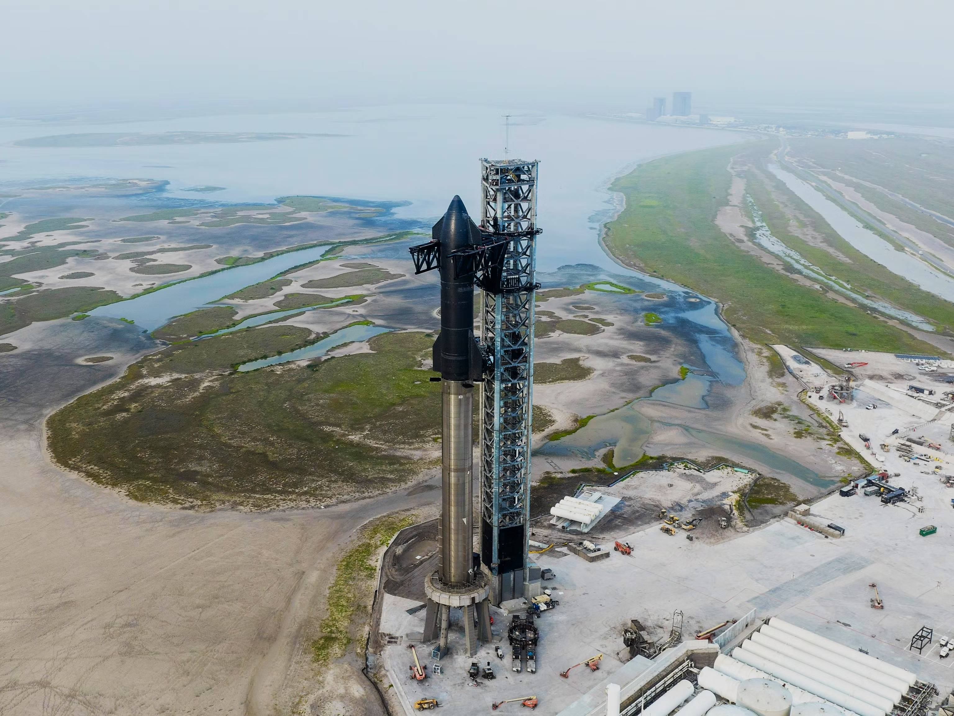 星舰准备发射！马斯克发推表示SpaceX即将进行星舰首次入轨测试 - 哔哩哔哩