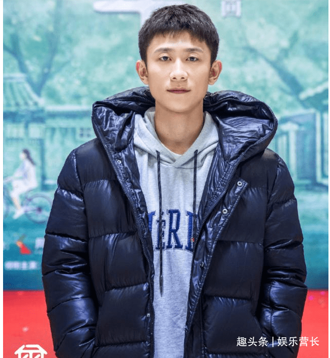 张一山把南艺烤肠吃涨价,还和同学搭伙打球,摔伤后感慨年纪大了_网友