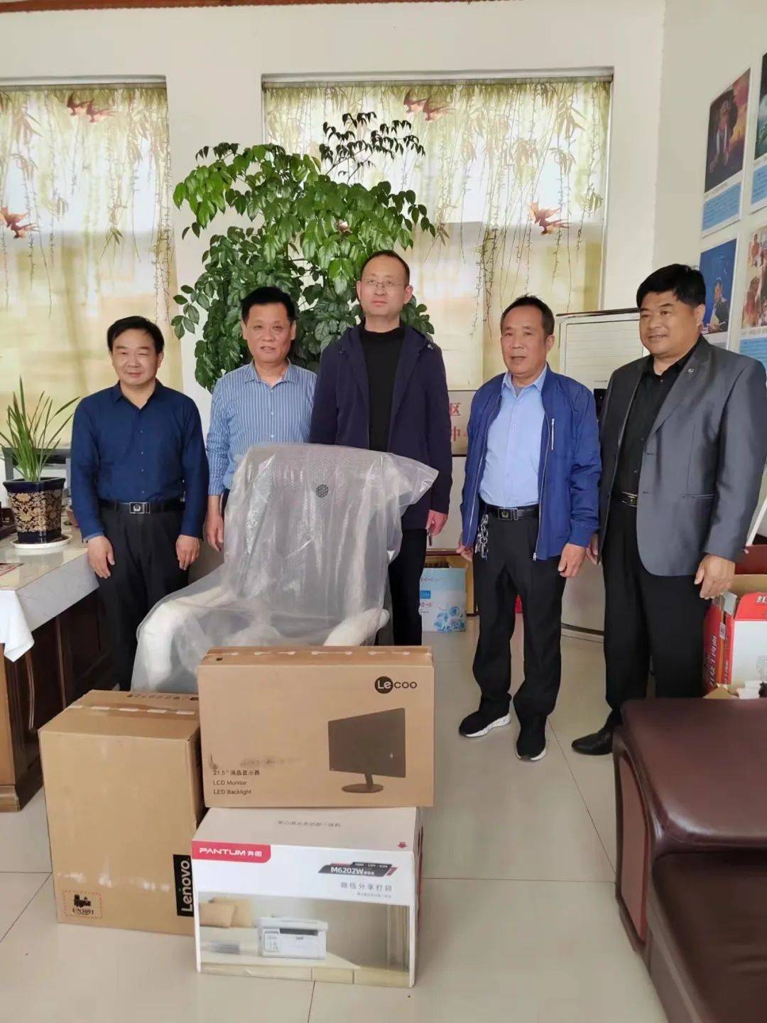 县市场监管局派驻郑家相邸村第一书记为任职村协调争取捐增办公用品