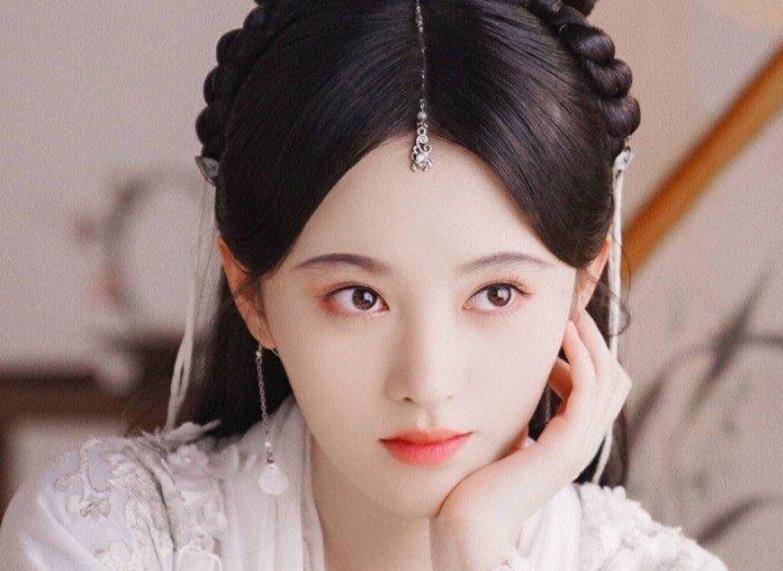 鞠婧祎早年小龙女造型曝光,细看她那时的五官,有无动刀不言而喻_时候