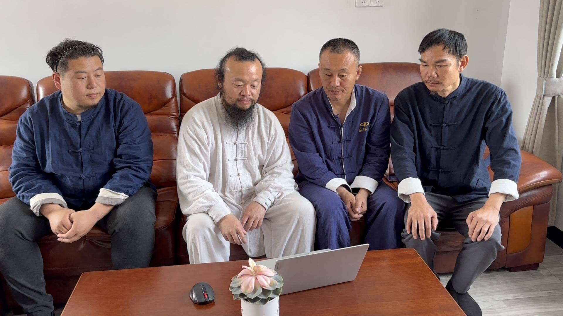 很多易学爱好者都想拜得名师,学习国学经典,无量子道长自然是热闹人选