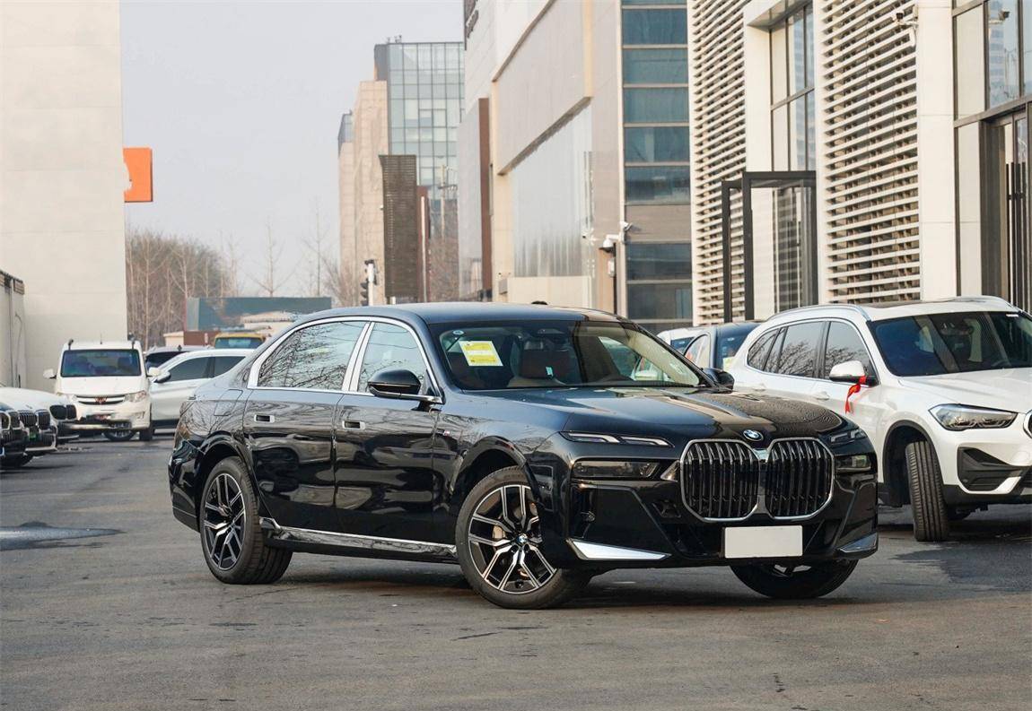 735li是2023款宝马7系的最低配,但价格并不算低,上路总价超90万_搜狐