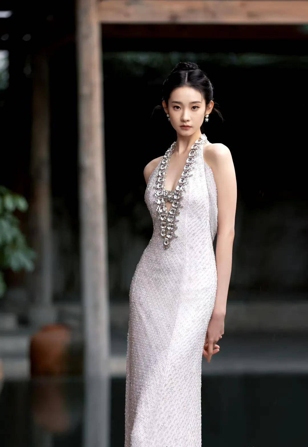 女明星争奇斗艳微博之夜红毯,杨紫和佟丽娅同穿优雅紫色长裙!