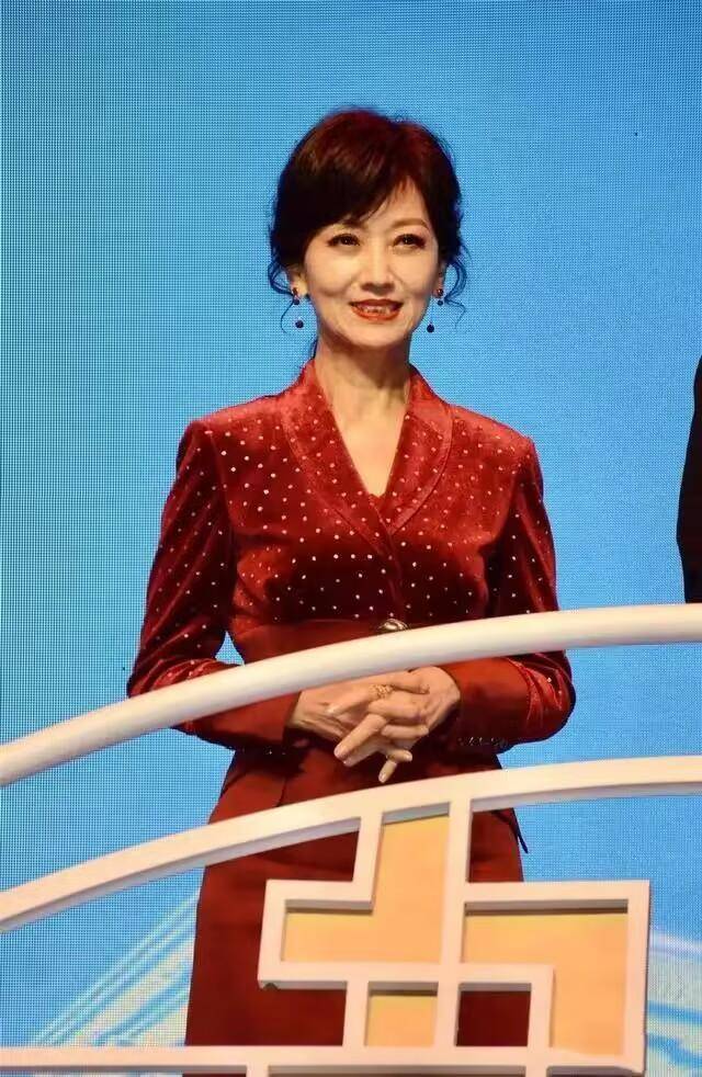 看到无p图下的赵雅芝,网友:我再也不相信什么冻龄美人了!