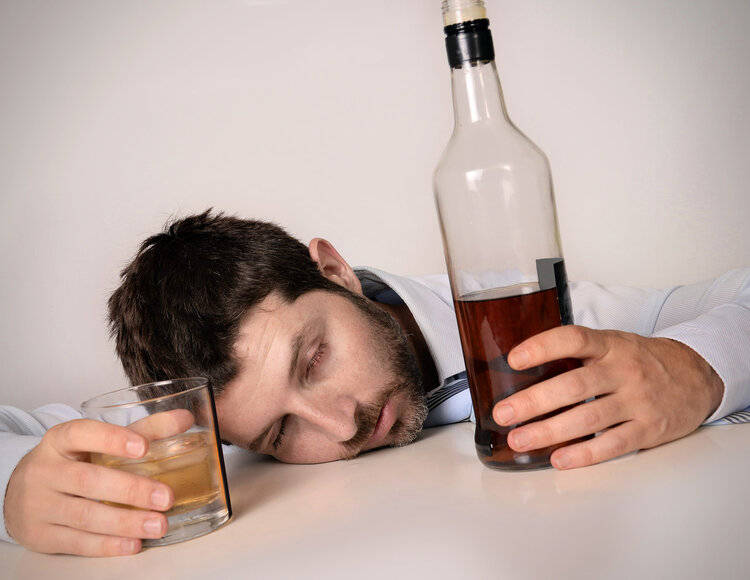 没喝到酒时会觉得身体发冷,浑身难受,且随着饮酒时间的延长,饮酒量