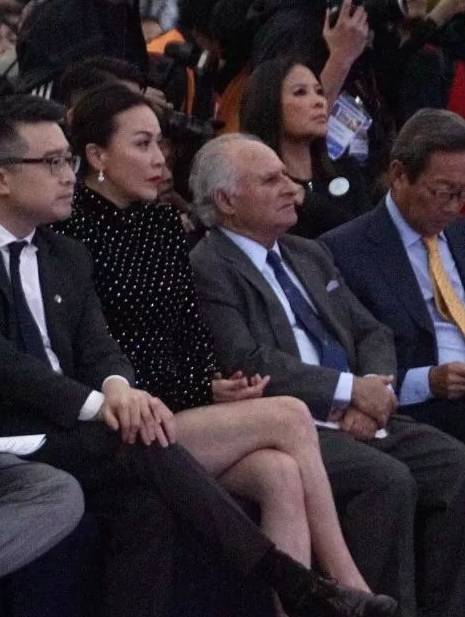 为了防走光女星各出奇招,二郎腿麻花腿,缝礼服,还有简单粗暴的.