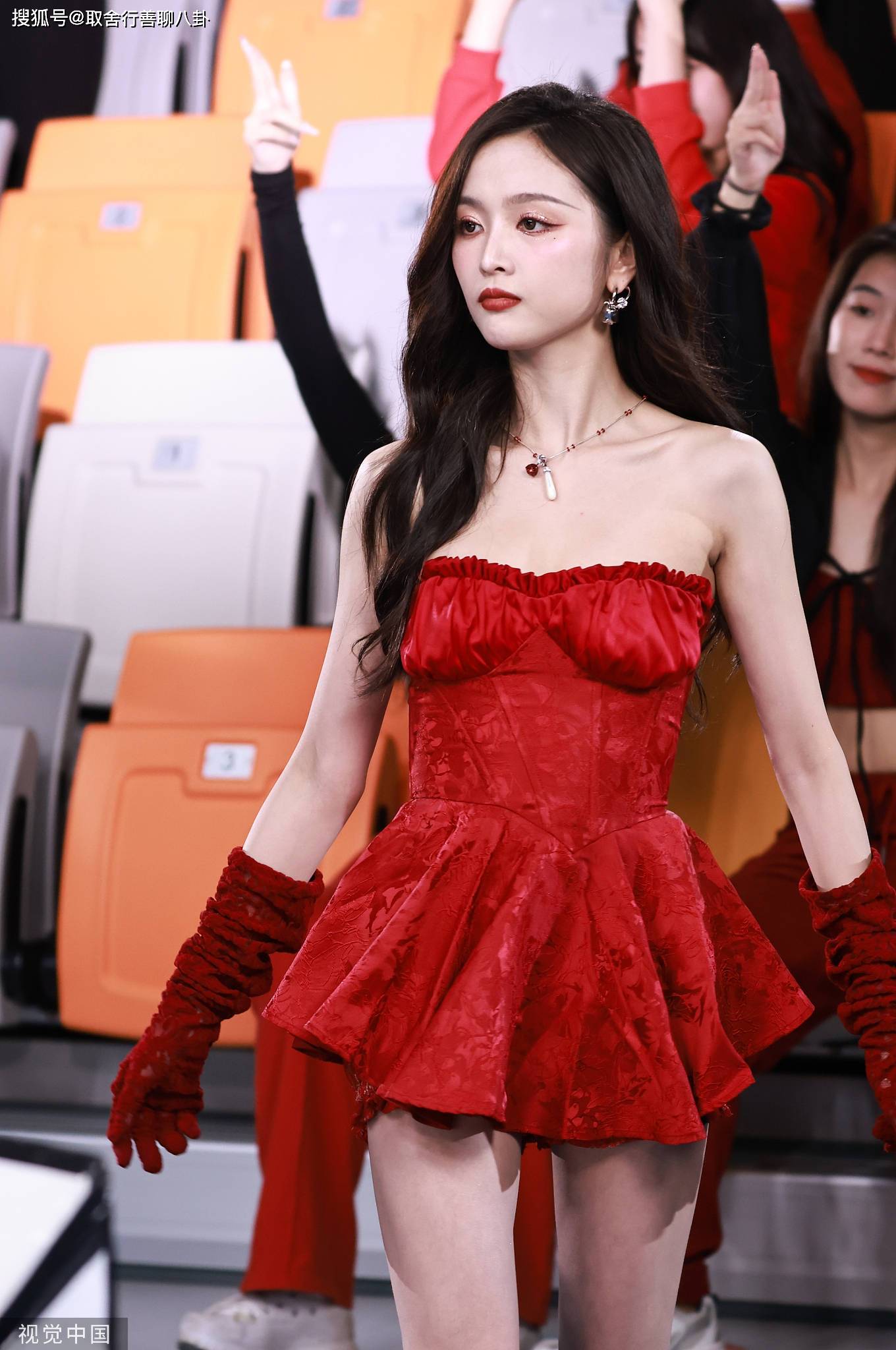 吴宣仪穿红色抹胸短裙秀身材,笑容灿烂活力满满,网友:好迷人_照片