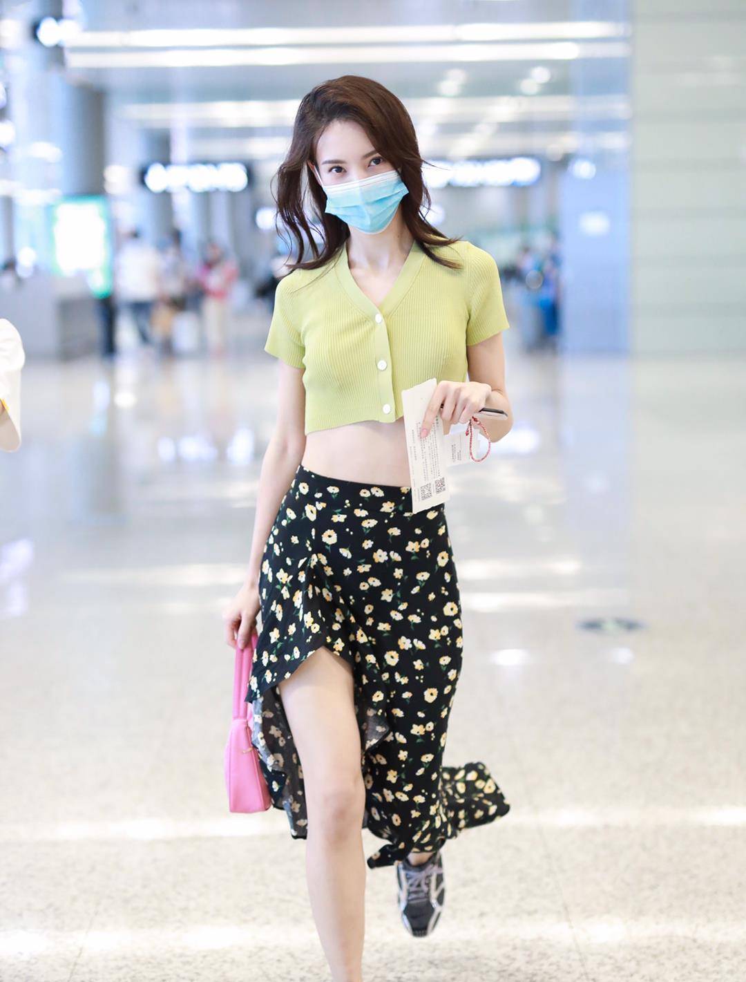 一改往日优雅风的金晨,穿搭大红色紧身裙,尽显女人味十足_服饰_身材_