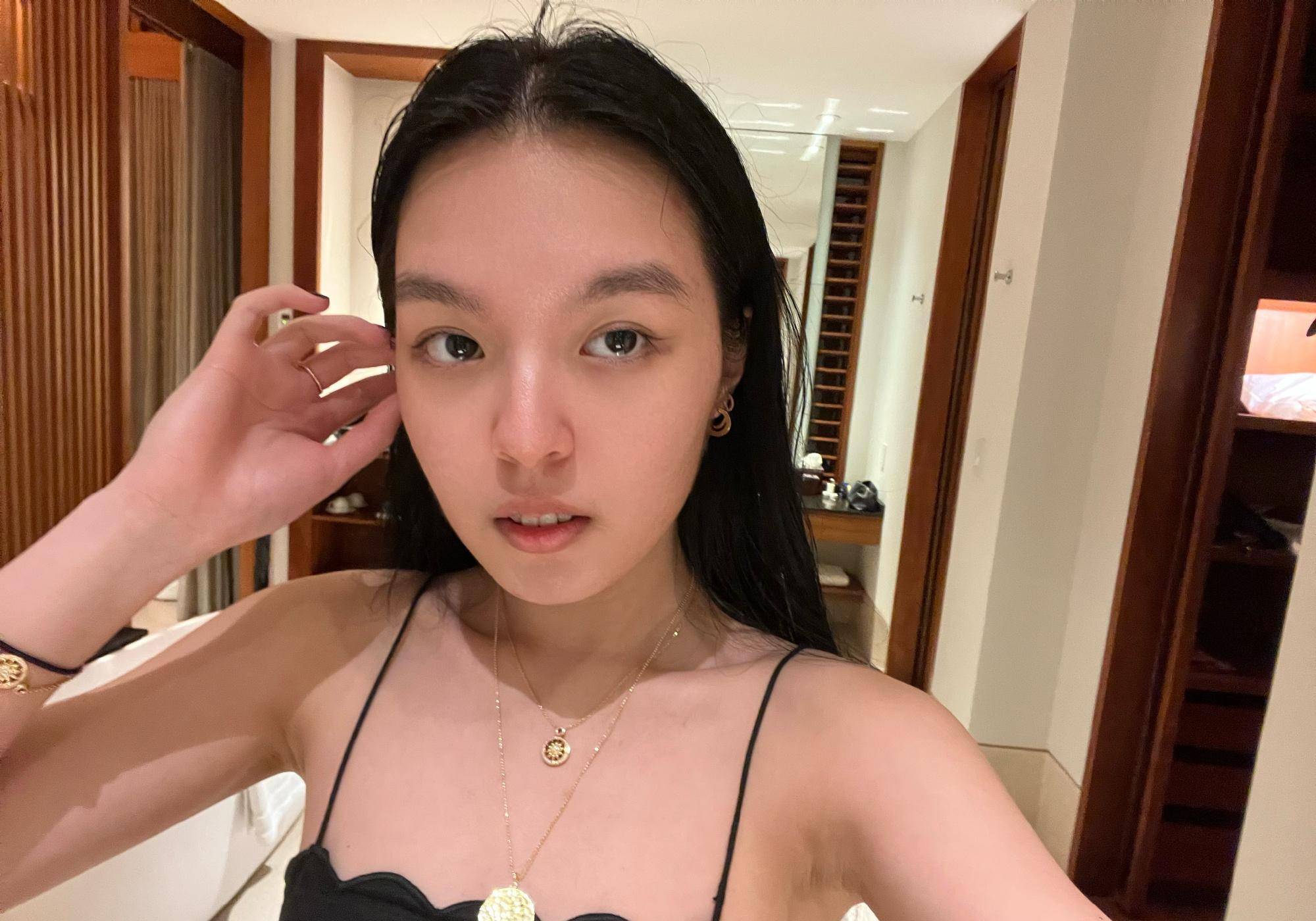 曝光的照片中,20岁的法图麦留着一头长发,披着披肩,黑色露肩连裤袜,单