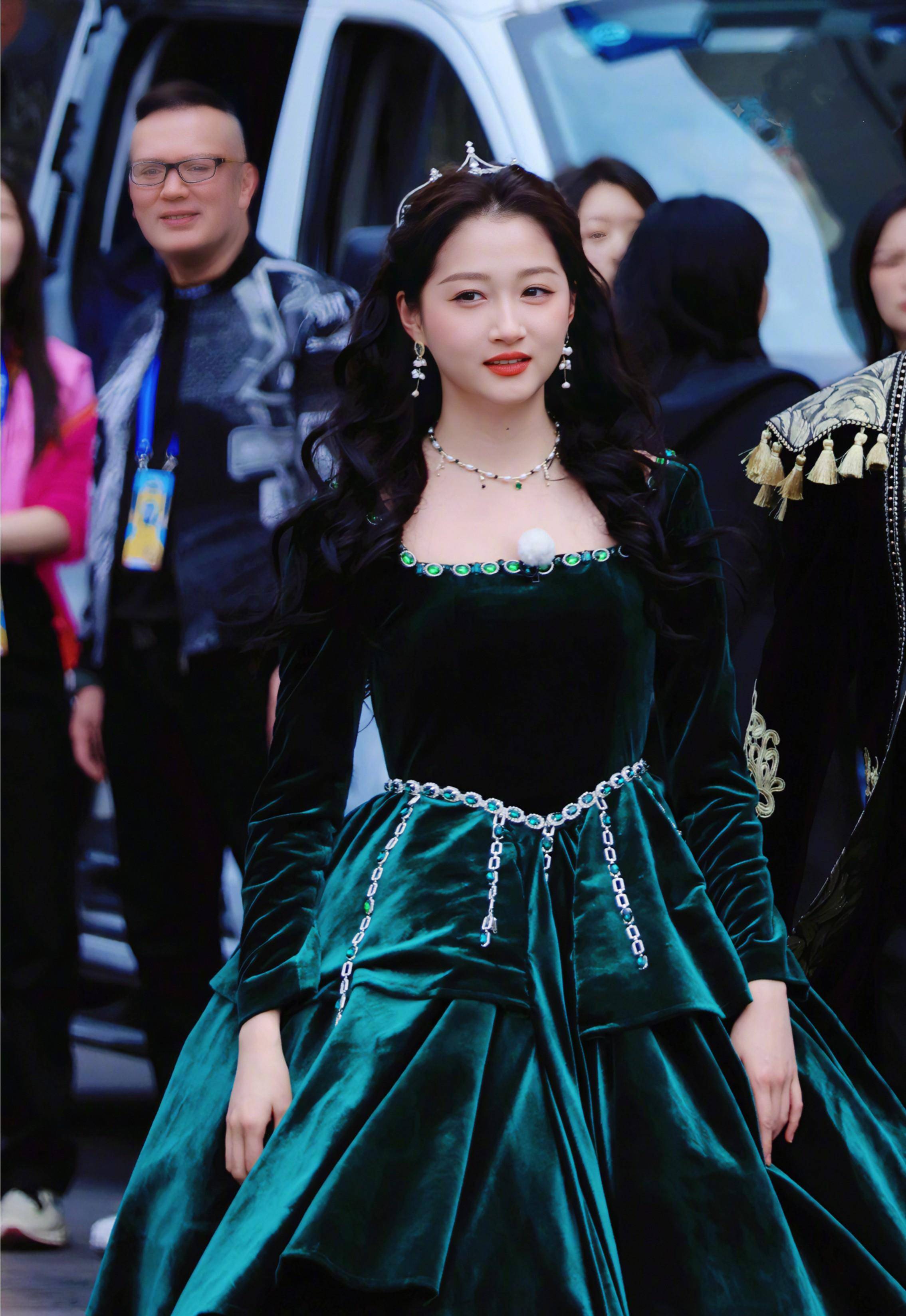 奔跑吧,宫廷风,白鹿油画感关晓彤的青涩盈盈,吉克隽逸的身材叫什么?