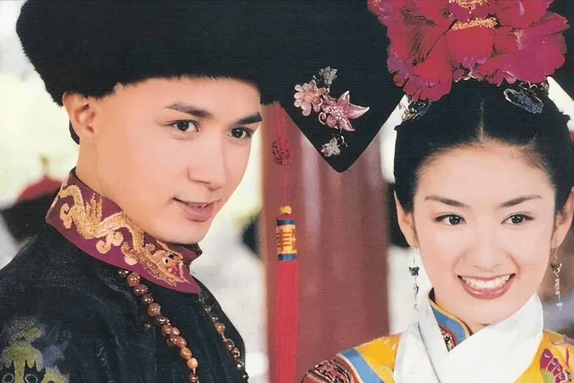 知画和小燕子谁是正妻?看看睡衣和旗头的区别!